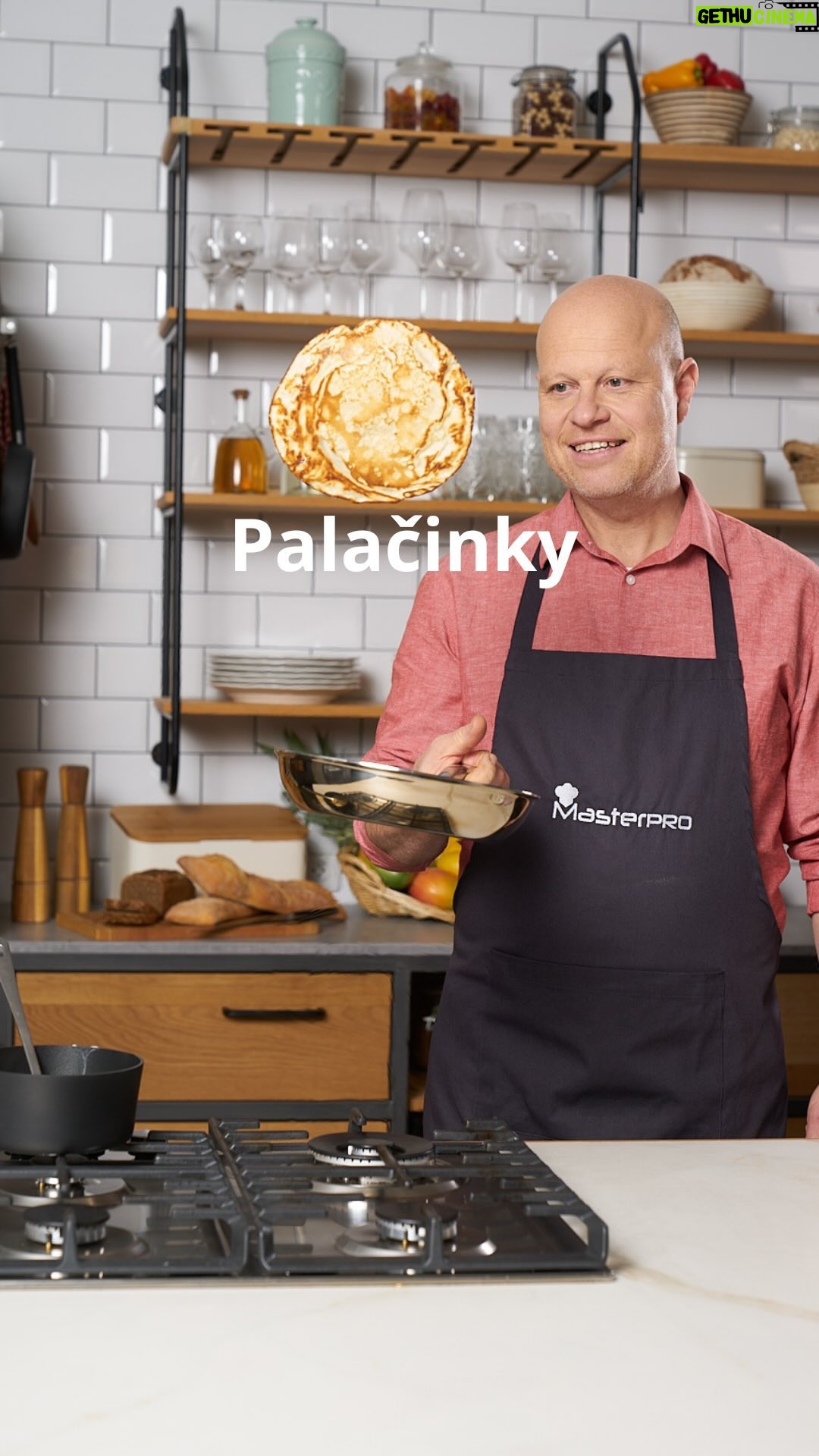 Roman Paulus - 1.2K Likes - RECEPT NA PALAČINKOVÉ TĚSTO
Dnes mám pro Vás první z receptů, které jsem Vám slíbil. Odhlasovali jste si palačinky, takže tady jsou. Dnes si dáme základní palačinkové těsto a zítra si dáme vyšší level v podobě zapečených palačinek.
Na palačinky jsem použil pánvičku z mé řady MasterPro by Roman Paulus, kuchyňských produktů, které bych Vám rád přestavil a které si budete moci zakoupit v prodejnách Lidl od 22.2.2024.
Palačinky milujeme všichni, malí, velcí, na mnoho způsobů, s čokoládou, džemem, tvarohem, šlehačkou nebo ovocem – způsobů na servírování palačinek je tolik, kolik je chutí a rodinných receptů. Připravte si se mnou dokonalé palačinky a nezapomeňte, že zítra bude pokračování, které si musíte udělat.
A jak máte palačinky nejraději Vy? S nutelou, marmeládou, tvarohem nebo zapečené? Dejte mi vědět do komentářů a nezapomeňte mě sledovat pro více skvělých receptů a triků do kuchyně.
Co budete potřebovat?
1 dávka = 6 palačinek
150 g hladké mouky
2 × vejce “M”
sůl
300 ml čerstvého mléka (obsah tuku 3,5 %)
přepuštěné máslo na smažení
Jak budete postupovat?
V míse smíchejte mouku, špetku soli, vejce a trochu mléka. Zbytek mléka přilévejte postupně a vypracujte hladké těsto bez hrudek. Pokud bude příliš husté, nařeďte mlékem. Těsto nechte několik minut odpočívat. Palačinky usmažte v rozehřáté pánvi s přepuštěným máslem.
Ať se Vám povedou!
#recepty #recept #peceni #pecenie #pecenijeradost #dezert #svacina #snidane #obed #vecere #palacinky #testo #kekave #sefkuchar #romanpauluschef #romanpaulus #mastertheprowithin #spoluprace #lidlcz