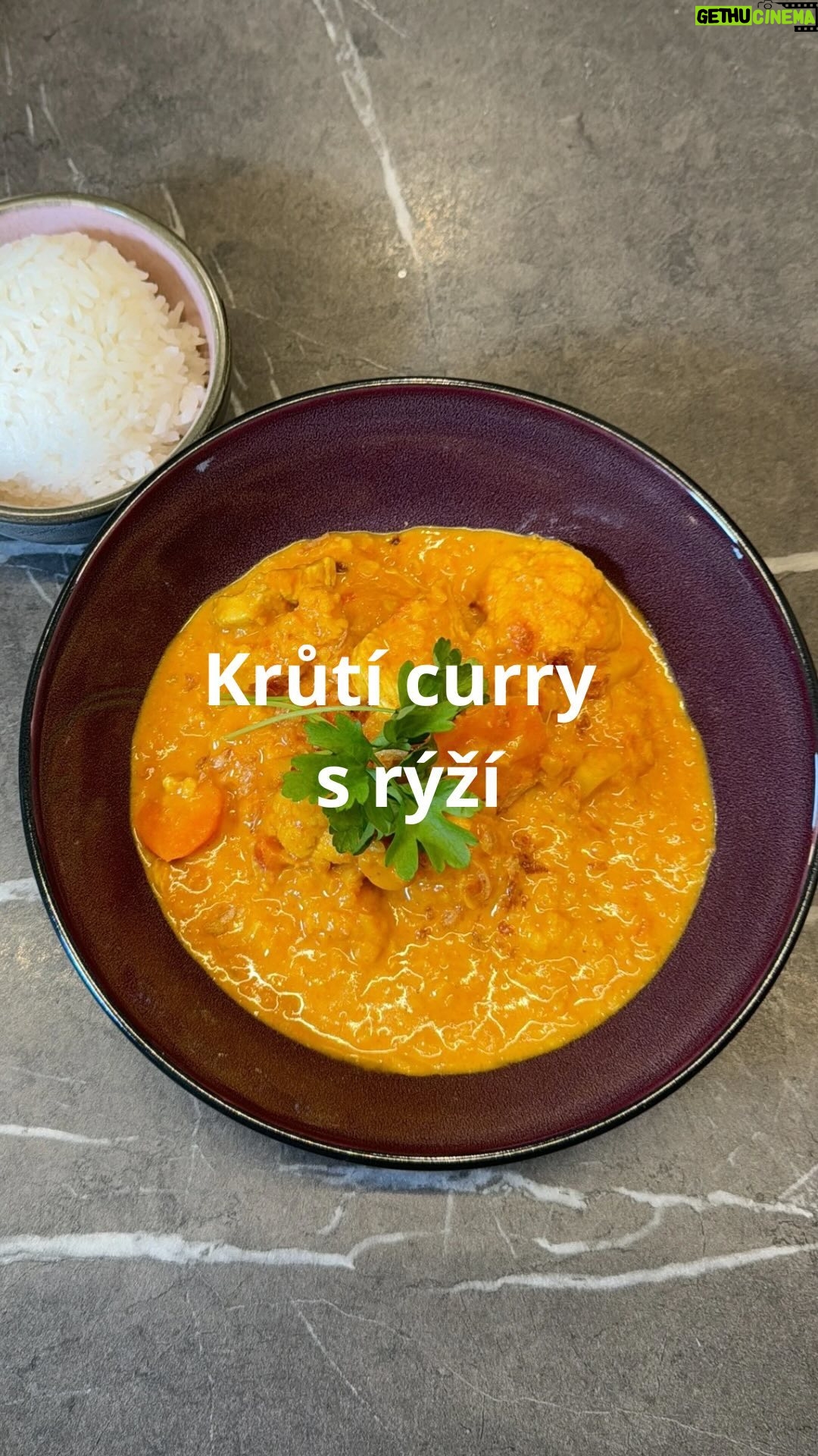Roman Paulus - 1.9K Likes - RECEPT NA KRŮTÍ CURRY S RÝŽÍ
Máte chuť na něco výjimečného? Já často doma vařím curry s rýží. Někdy si ho udělám jen tak vegetariánské, někdy s kuřecím nebo krůtím masem. Vyzkoušejte toto skvělé jídlo se mnou a uvidíte, že si opravdu pochutnáte. Jak můžete vidět, tentokrát jsem ho dělal opravdu hodně, a nezbylo ani trošku 😉
Máte rádi asijské pokrmy nebo raději dáváte předost těm tradičním českým? Dejte mi vědět do komentářů a nezapomeňte si tento skvělý recept uložit ať ho zbytečně nehledáte. A nezapomeňte mě sledovat pro více jednoduchých a rychlých receptů a triků do kuchyně.
Co budete potřebovat?
600 g krůtí maso
Kokosový olej
2 × velké cibule
40 g zázvoru
4 × stroužků česneku
100 g rajčata z plechu
100 g mrkve
100 g květáku
sůl
4 × lžíce kari koření
200 ml kuřecího vývaru
200 ml kokosového mléka
čerstvý koriandr
jarní cibulka
Jak budete postupovat?
Z cibule, česneku a zázvoru si sekáčkem vyrobíme pastu. V hrnci na kokosovém oleji si pastu orestujeme, přidáme krůtí maso nakrájené na kostičky, zarestujeme, přidáme nakrájenou mrkev a krátce na to sekaná rajčata.
Zaprášíme kari kořením a podlijeme vývarem a kokosovým mlékem, jako další přidáme květák a červenou čočku. Ochutíme necháme cca 20 minut provářet za mírného varu a podáváme.
Kuřecí kari servírujeme v hlubokém talíři, můžeme ozdobit lístky koriandru, thajské bazalky, jarní cibulky a měsíčky limetky. Jako příloha se hodí dušená rýže Basmati.
Dobrou chuť!
#recepty #recept #zdraverecepty #rychle #rychlerecepty #indie #indickerecepty #indickejidlo #curry #kari #maso #kruti #kruta #jidlojezaklad #jidlonaprvnimmiste #jidlo #obed #vecere #dnesjim #dnesjem #sefkuchar #romanpaulus #romanpauluschef