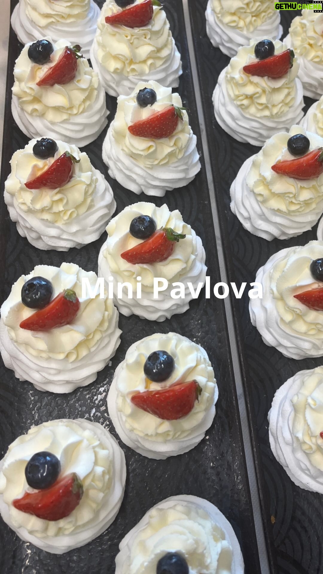 Roman Paulus - 3K Likes - MINI PAVLOVA S LESNÍM OVOCEM
Pavlova je křehký dezert, který se těší velké popularitě hlavně v anglicky mluvících zemích, ale pomalu se jeho věhlas dostává i k nám do Čech. Udělejte si tento krásný dezert se mnou a já Vám garantuju, že to bude ten nejvyhledávanější dezert vaší oslavy nebo párty.
Znáte zákusky mini pavlova nebo jste už vyzkoušeli velkou pavlovu? Dejte mi vědět do komentářů a nezapomeňte mě sledovat pro více skvělých receptů a tipů do kuchyně.
Co budete potřebovat?
300 g bílky (300 g = asi 10 vajec)
150 g krystalový cukr
600 g moučkový cukr
2 × lžíce kukuřičný škrob
Lemon curd
200 g krupicového cukru
2 × kůra z dvou bio citronů
100 ml citronové šťávy
6 × žloutků
115 g studeného másla
K dozdobení
šlehačka
drobné ovoce – maliny, borůvky, jahody
Jak budete postupovat?
Bílky šleháme s krystalovým cukrem minimálně 5 minut do tuha, poté krátce vmícháme moučkový cukr promíchaný se škrobem a znovu krátce zašleháme.
Takto připravenou hmotu nandáme do cukrářského sáčku s ozdobnou špičkou a nanášíme na plech vystlaný pečicím papírem do podoby malých mističek či hnízd.
Sušíme v troubě předehřáté na 80 °C 1,5–2 hodiny.
Vychladlá hnízdečka plníme citrónovým krémem a ušlehanou šlehačkou a dozdobíme lesním ovocem. Můžeme dozdobit i jedlými květy.
Ať se Vám povedou!
#recepty #recept #sladkerecepty #peceni #pecenie #pecenijeradost #peceniejeradost #pavlova #minipavlova #minidezerty #dezert #svacina #kekave #sefkuchar #romanpauluschef #romanpaulus