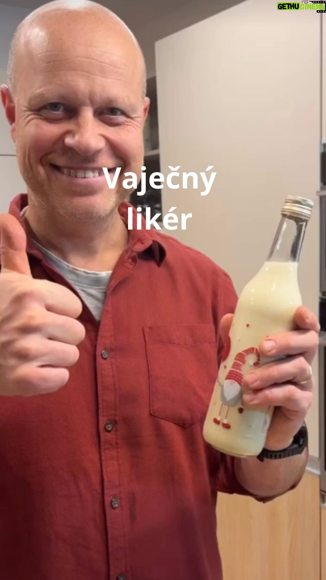 Roman Paulus - 1K Likes - RECEPT NA VAJEČNÝ LIKÉR
Honí Vás po večerech mlsná? Rádi si sem tam dáte večer něco dobrého na zub? Nebo si marně lámete hlavu čím obdarovat babičky, které “přece nic nepotřebují”…
Řešení je jednodušší než si myslíte. Vlastnoručně vyrobený “jedlý” dárek - vaječný likér. Zaručeně udělá radost všem a jeho přípravu přitom hravě zvládnete během chvilky. Určitě vyzkoušejte!!!
Pro další rychlé a jednoduché recepty dejte like a nezapomeňte mě sledovat.
Co budete potřebovat?
500 ml smetany ke šlehání (33% tuku)
200 ml kondenzovaného mléka slazeného
400 g moučkového cukru
20 g vanilkového cukru
1x vanilkový lusk
300 g (asi 12 ks) žloutků
100 ml amaretta
400 ml tuzemáku
Jak budete postupovat?
Smetanu, kondenzované mléko, vanilkový cukr, zrníčka z vanilky i zbylý lusk a polovinu dávky moučkového cukru přivedeme do mírného varu a asi 3 minuty za stálého míchání povaříme. Žloutky a zbylý cukr vyšleháme do pěny. Část smetanové směsi vlijeme za stálého míchání ke žloutkům a posléze vše zpět do hrnce. Za stálého míchání, při mírném plameni, necháme zhoustnout (přibližně při teplotě okolo 75 až 80 °C, zabere to 5 až 10 minut). Dáváme velký pozor, aby se nám likér nepřipálil a vajíčka nesrazila.
Do hotového krému přilijeme tuzemák a amaretto a důkladně promícháme. Přecedíme a slijeme do lahví. Skladujeme v lednici.
Ať se Vám povede!!
Přeji krásné a radostné Vánoce 🎄✨❤️.
#recepty #recept #drink #napoj #alkohol #vajecnyliker #vanoce #vanoce2024 #dezert #kekave #sefkuchar #romanpauluschef #romanpaulus