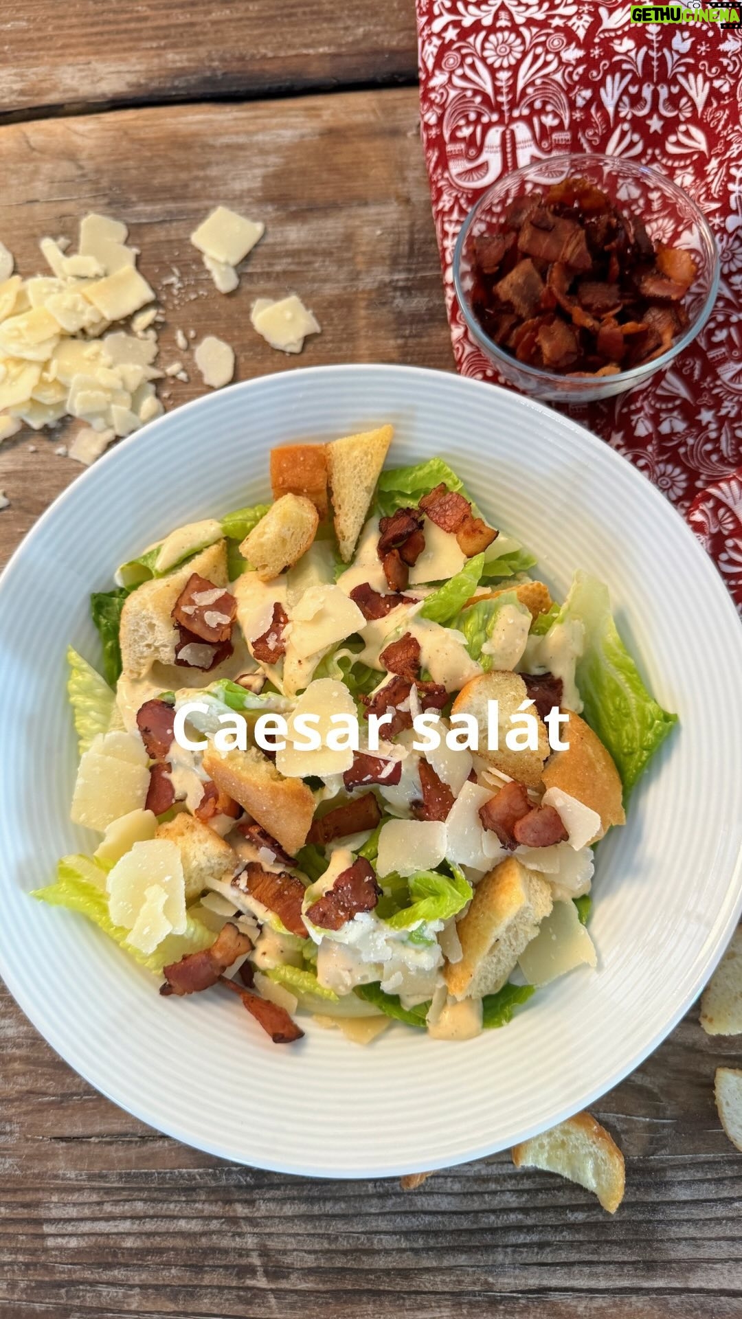 Roman Paulus - 1.2K Likes - RECEPT NA CAESAR SALÁT
Máte rádi Caesar salát? Pojďme si ho dnes společně připravit. Verzí na ten pravý „originální“ caesar salát je mnoho, hodně restaurací si upravuje recepty podle svého, nicméně v něm nesmí chybět římský salát, ančovičky, anglická slanina a velké množství parmazánu. Tento recept mám od svého italského kolegy a moc nám všem chutná. Určitě vyzkoušejte, také si pochutnáte.
A co Vy? Připravujete si Caesar salát doma nebo si ho raději objednáváte v restauraci?
Co budete potřebovat?
Dresink:
100 g pasterizovaných žloutků
250 ml olivového oleje
4 ančovičky
5 stroužků česneku
šťáva z jednoho citrónu
worcesterová omáčka
francouzská dijonská hořčice
sýr parmazán
bílý vinný ocet
sůl
pepř
Salát:
400 g římských listů
100 g parmazán
12 plátků anglické slaniny
celé kapary
krutony z bílého chleba
Žloutky, česnek nakrájený na plátky, pokrájené ančovičky, nastrouhaný sýr parmazán, vinný ocet, hořčici vložte do mixéru, osolte, opepřete, přilijte trochu vody a citronové šťávy a rozmixujte. Postupně přilévejte olivový olej. Dresink dochuťte worcestrovou omáčkou a krátce promixujte.
Omyté římské listy natrhejte na větší kusy, přidejte dresink, dobře promíchejte a přendejte do hlubokého talíře. Přidejte čerstvě orestovanou křupavou slaninou, krutony z bílého chleba, kapary a parmazán a můžete podávat. Klidně můžete přidat i plátek kuřecího nebo krůtího masa, nebo krevety.
Dobrou chuť!
#recepty #recept #caesar #caesarsalad #caesarsalat #dresink #salat #ancovicky #restaurace #jidlojezaklad #jidlonaprvnimmiste #jidlo #obed #vecere #dnesjim #dnesjem #sefkuchar #romanpaulus #romanpauluschef
