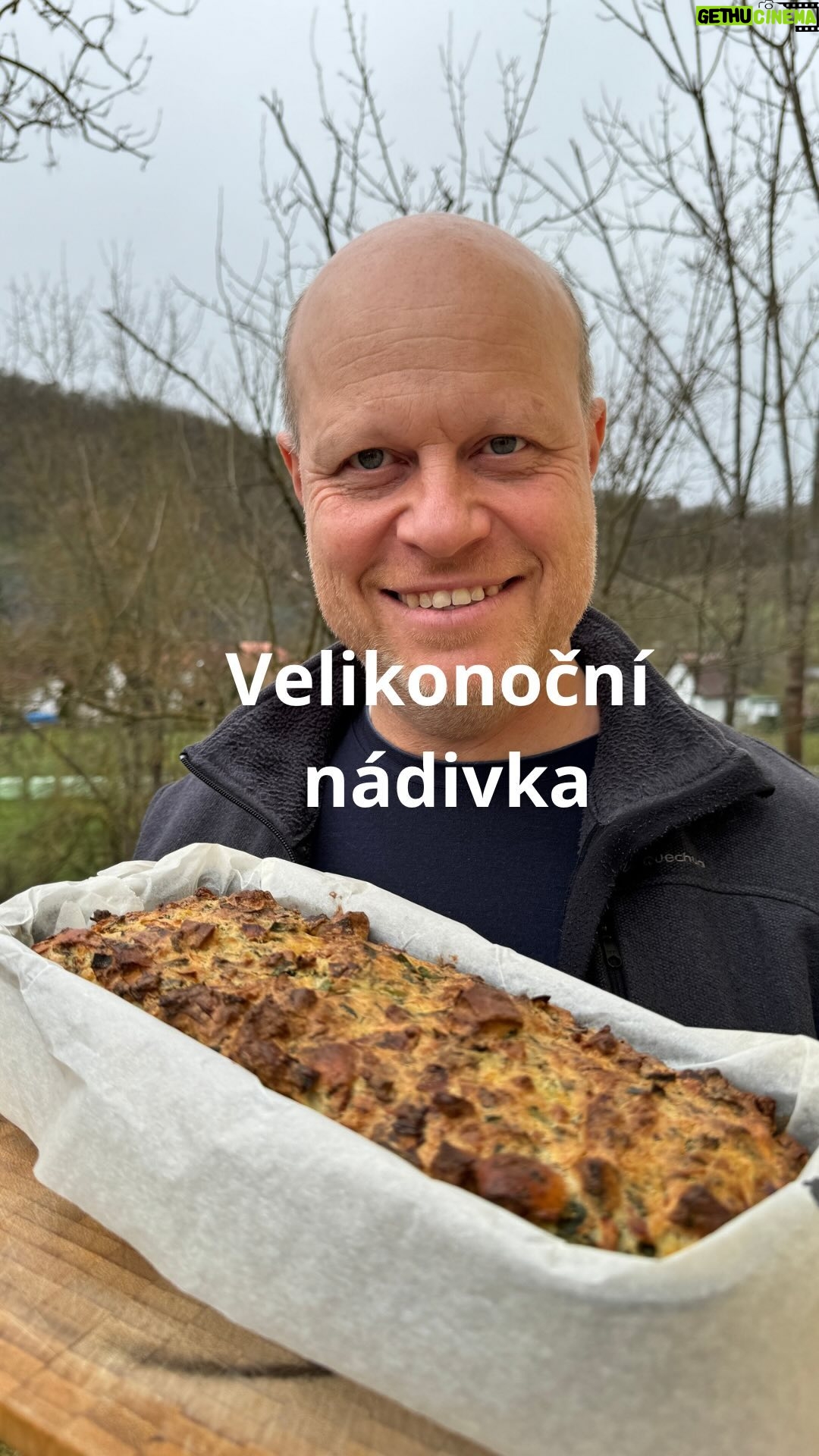 Roman Paulus - 1.2K Likes - RECEPT NA VELIKONOČNÍ NÁDIVKU
Zelená barva k jaru patří a z tradice se má objevit i na velikonoční tabuli. Připravte si proto se mnou velikonoční nádivku, která kromě čerstvých špenátových listů a spoustu bylinek obsahuje i čerstvé mladé kopřivy. Neváhejte, pusťte se do díla a upečte si takovou nádivku, jakou uměly jen naše babičky. Určitě vyzkoušejte, moc si pochutnáte! A jestli to nestihnete na Velikonoce, nevěšte hlavu, jaro teprve začíná 😊.
Měli jste už letos nádivku? Jak ji připravujete Vy? Přidáváte také hodně bylinek a mladé kopřivy? Dejte mi vědět do komentářů a nezapomeňte mě sledovat pro více skvělých receptů a triků do kuchyně.
Co budete potřebovat?
100 g slaniny nebo šunky
1 × cibule
125 g másla
250 ml čerstvého mléka (3,5 % tuku)
450 g rohlíků
sůl
pepř
muškátový oříšek
1 x hrst špenátu
1 × hrst nasekané listové petržele
1 x hrst čerstvých mladých kopřiv
Čerstvé bylinky – pažitka, libeček
5 × vajec „M“
Jak budete postupovat?
Starší pečivo nakrájíme na kostičky. Do rozehřáté pánve vložíme nadrobno nakrájenou cibuli a orestujeme. Přidáme máslo, necháme rozpustit a přilijeme studené mléko, které v pánvi necháme krátce prohřát.
Pečivo v míse přelijeme směsí z pánve, osolíme, opepříme a ochutíme muškátovým oříškem, přidáme nadrobno nakrájený špenát, čerstvé mladé kopřivy a bylinky. Přidáme předem opečenou slaninu nebo šunku a pečlivě zamícháme. Dodáme vajíčka, opět dobře promícháme.
Pečícím papírem si vyložíme formu na chléb a přendáme do ní nádivkovou směs. Vložíme do předehřáté trouby na 160 °C a pečeme dle velikosti formy. (Malá forma asi 30 minut, velká až hodinu). Hotovou nádivku vyndáme z trouby, necháme pár minut vychladnout a poté vyklopíme a podáváme.
Dobrou chuť a veselé Velikonoce!
#recepty #recept #zdraverecepty #velikonoce #velikonocnipeceni #nadivka #koprivy #bylinky #vejce #vajicka #tradicni #tradicnirecepty #jaro #peceni #vareni #jidlojezaklad #jidlonaprvnimmiste #jidlo #obed #vecere #dnesjim #dnesjem #sefkuchar #romanpaulus #romanpauluschef