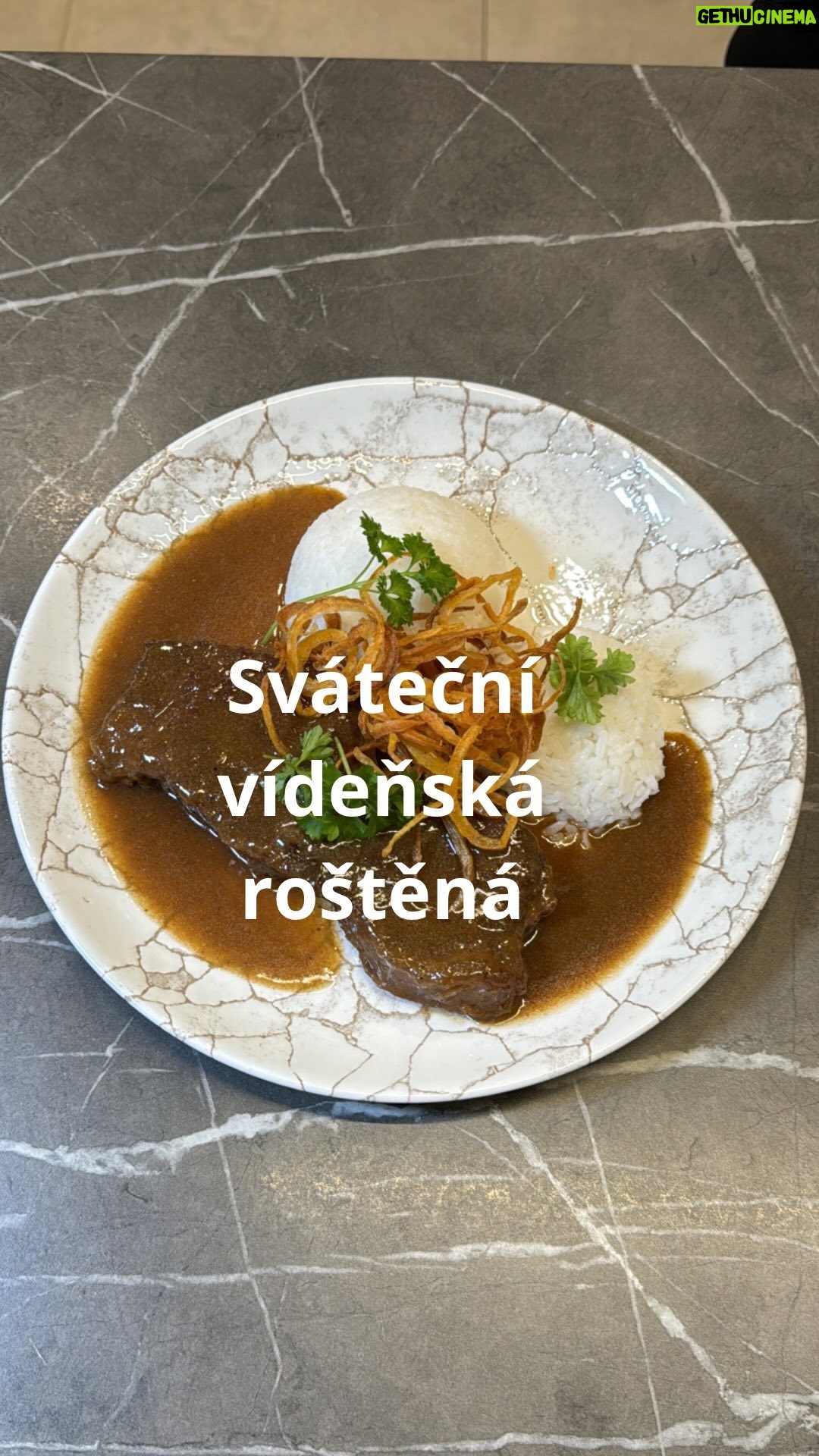 Roman Paulus - 4.4K Likes - RECEPT NA SVÁTEČNÍ VÍDEŇSKOU ROŠTĚNOU
Máte rádi omáčky a maso? Připravte si se mnou tuto vynikající sváteční vídeňskou roštěnou. Jak už název napovídá, původ bychom našli ve Vídni, ale kvůli své úžasné chuti zdomácněla i u nás v Čechách. A jakpak by ne? Luxusní měkké maso, skvělá chuť omáčky a nahoru smažená cibulka. Je někdo kdo by odolal? (recept na smaženou vídeňskou cibulku si ukážeme v sobotu)
Ať už ji uděláte ve svátek, v neděli nebo jen tak k večeři, jsem si jistý, že si maximálně pochutnáte.
Připravujete roštěnou doma pravidelně, nebo si ji dáváte raději v restauraci? Dejte mi vědět do komentáře a nezapomeňte mě sledovat pro více skvělých receptů a triků do kuchyně.
Co budete potřebovat?
4 plátky hovězí roštěné (600 g)
500 ml hovězího vývaru
4 střední cibule
Rostlinný olej nebo sádlo
2pl másla
hladká mouka na zaprášení masa
sůl
pepř
1 lžíce hořčice
1 dcl brandy nebo koňaku
petržel na ozdobu
Jak budete postupovat?
Plátky masa mírně naklepeme, osolíme, opepříme a pomoučníme z obou stran v hladké mouce. Ve vyšší pánvi opečeme na rostlinném oleji či na sádle maso z obou stran dozlatova a přemístíme zpět na talíř.
Do výpeku po masu dáme cibuli nakrájenou na nudličky a restujeme do tmava. Přidáme bobkový list a máslo, (máslo omáčku hezky zjemní), restujeme ještě chvíli a přidáme lžíci hořčice. Krátce zarestujeme a přidáme 1 dcl brandy nebo koňaku. Podlijeme silným hovězím vývarem a necháme vařit.
Roštěnky vrátíme zpátky do omáčky a pod pokličkou dusíme do měkka. Až jsou měkké, maso opět vyndáme na talíř a celý základ i s cibulí přepasírujeme přes cedník do jiného hrnce. Získáme tak krásnou hladkou omáčku.
Podáváme s rýží a smaženou vídeňskou cibulkou (recept na ní si ukážeme zase zítra) a snítkou petrželky.
Dobrou chuť!
#recepty #recept #tradicni #ceske #viden #svatecni #rostena #jidlojezaklad #jidlonaprvnimmiste #jidlo #obed #vecere #dnesjim #dnesjem #sefkuchar #romanpaulus #romanpauluschef