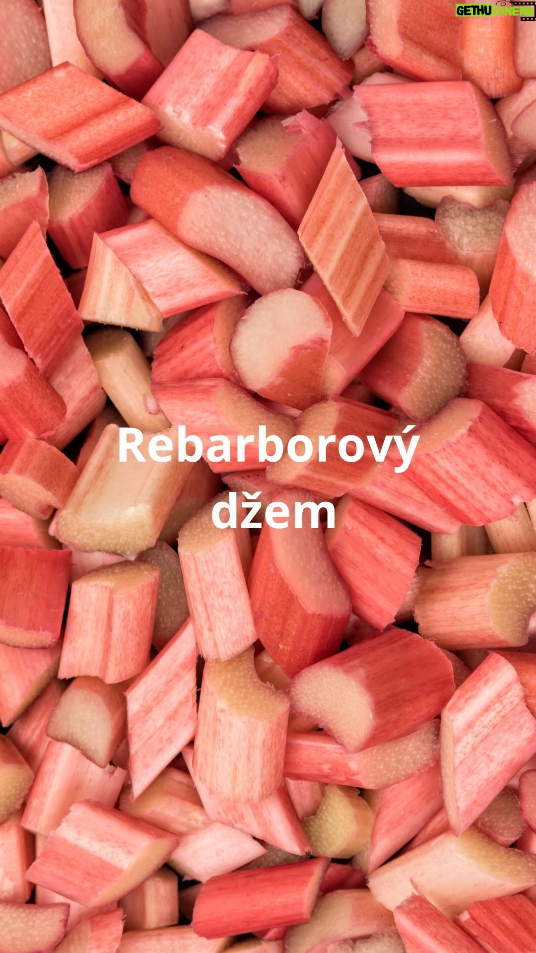 Roman Paulus - 635 Likes - RECEPT NA REBARBOROVÝ DŽEM
Taky se Vám na zahrádce urodila rebarbora a přemýšlíte, jak ji zpracovat? Udělejte si společně se mnou rebarborový džem a uchovejte si tuhle zdravou zeleninu i na zimu. Vyrobíte si neobvyklý, lehce pikantní džem a uvidíte, že se rychle zařadí mezi vaše oblíbené marmelády. Já se vždycky už těším na jaro, až si pochutnám, protože tohle je marmeláda, která vždy zmizí z našeho sklepa jako první…
Naladil jsem Vás? Kdo do toho půjde se mnou? Máte nějaké zaručené recepty, jak uchovat nebo zpracovat rebarboru? Dejte mi vědět do komentářů a nezapomeňte mě sledovat pro více skvělých receptů a triků do kuchyně.
Co budete potřebovat?
500 g rebarbory
30 g zázvoru
200 g jablek
100 ml vody
1 × citron (šťáva)
200 g krupicového cukru
20g pektinu
Jak budete postupovat?
Rebarboru omyjeme, nakrájíme na malé asi 0,5 cm široké plátky, loupat ani nemusíme, vznikne o to hezčí narůžovělá barva džemu, (ale klidně můžete), vložíme do hrnce, přidáme najemno nasekaný zázvor, nakrájené jablko a podlijeme vodou. Za stálého míchání povaříme. Přidáme cukr, smíchaný s pektinem, šťávu z citronu a mícháme dál. Necháme vařit 15-20 minut do zhoustnutí.
Plníme do předem vyvařených ještě horkých skleniček, po naplnění obrátíme víčkem dolů a necháme vychladnout. Skladujeme ve spíži nebo ve sklepě a po otevření v lednici.
Dobrou chuť!
#recepty #recept #jaro #sezona #rebarbora #reven #dzem #marmelada #specialita #netradicni #dezert #svacina #nachleba #sefkuchar #romanpauluschef #romanpaulus