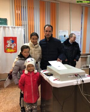 Roman Shirokov Instagram - Всей семьёй сделали выбор😁 #выборыПрезидента#выборы2018