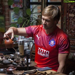 Roman Shirokov Instagram - Душевно пообщались за кружкой чая с начинающим блогером, великолепным нападающим и прекрасным человеком @dsychev11, а также с не менее прекрасным человеком и выдающимся комментатором @kazzzansky #СычёвПодкаст с моим участием. Совсем скоро везде!