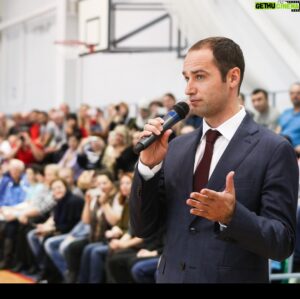 Roman Shirokov Instagram - Вместе с министром спорта МО Романом Игоревичем @teryushkov и главой м.р. Клин Алёной Дмитриевной @alenasokolskaya открыли ФОК #Триумф. Уверен теперь спортсмены из Клина будут ещё более триумфально шествовать по пьедесталам спортивных соревнований #спортивноеподмосковье #живуспортом #фок