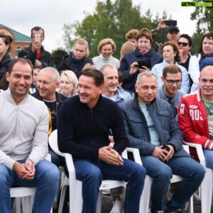 Roman Shirokov Instagram - Сегодня в Середе г.о.Шаховская вместе с Дмитрием Аленичевым, Валерием Гладилиным, министром спорта МО @teryushkov советником губернатора МО @aleksandrkogan, главой г.о.Шаховская @gadzievzamir1963 открыли прекрасное футбольное поле и спортивную площадку для жителей этого и близлежащих поселений! #живуспортом #нашеподмосковье