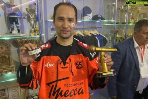 Roman Shirokov Instagram - Три дня в одном из лучших сел России, в компании легенд отечественного хоккея и журналистики!  Но хотелось бы сказать о невероятном человеке и его команде, которые делают невероятные вещи- это Вадим Петрович Смагин! В селе на 2.000 человек есть хоккейный дворец, искусственное поле для игры в футбол, современный игровой зал где занимаются дети со всех близлежащих деревень и сел и все это построено за свои деньги и для ЛЮДЕЙ! #бочкари