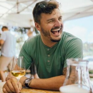 Roman Staša Instagram - Sice už umím po dvou turné s @marekztraceny písničku Dvě lahve vína nazpaměť, ale dneska to budou tak max. dvě skleničky 🍷🍷 Konečně po dlouhý době volná neděle 😍 #weekend #popracilegraci