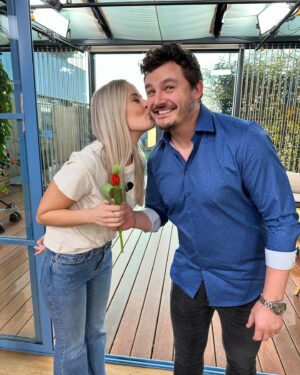 Roman Staša Instagram - Nezapomeňte☝🏼,dneska je MDŽ 😊a když nezapomenete na kytku 💐, tak třeba dostanete takovouhle hezkou odměnu😉… a já teď mažu do květinářství pro kytku pro svojí ženu ☺️

#mdz #womenday #darujkytku #svatek