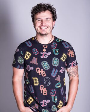 Roman Staša Instagram - Říkáte si, co je to za fotky? 🤔
Tak ty už jsou celkem starý a jsou připomínkou jedny zásadní věci.☝🏼
Mýho prvního bližšího setkání s @tvnovaofficial. A proč je vytahuju teď?🤗
No původně jsem hledal (takhle, mamka hledala, já jí napsal prosebnou zprávu 😅) fotku, jak v roce 94 koukám na telku.📺
Tahle fotka bohužel nevznikla anebo je úspěšně  ztracená, ale chtěl jsem skrze ni připomenout, jak dlouho už existuje můj “vztah” s Novou.☺️ Od víkendových sledování Kačeřích příběhů a Rychlý roty v dětským věku se ta cesta vyvinula přes @masterchefcz 👨🏻‍🍳 až k tomu, že teď možná může někde jinej malej kluk koukat o víkendu na mě 😌

A tenhle můj životní příběh je jeden z mnoha, kterých byla a je Nova součástí za těch krásných třicet let.🤩
Takže Ti moje milá @tvnovaofficial přeju do dalších třiceti vše nej a to nejdůležitější, hodně spokojených diváků. ❤️

#casting #fotky #prvnisetkani #zacatekcesty #vsenej #tricatiny #tvnova