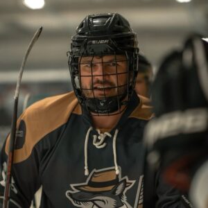 Roman Staša Instagram - Poslední dobou jsem vás často zásoboval informacema o mém návratu k hokeji🏒, ale vlastně jsem se nepochlubil, jak nám skončila sezóna. Dopadlo to parádně. Vybojovali jsme s @officeratshockey 🥉 bronzový medaile 😍

📸 @fotograf_jachym 

#officerats #hokej #bronz