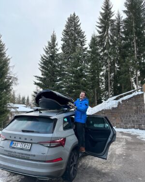 Roman Staša Instagram - Dle výrazu na fotce jsem… 🤔

A) si přivřel ruku víkem “rakve” a řvu jak tur 😅
B) šťastnej, že už vyrážím domů, protože jsem kvůli zranění nemohl jet ani jednou na lyžích 🥺
C) rád, že mám Kodiaqa čtyřkolku, protože jsem s ním projel na horách všude, kde jsem potřeboval 💪🏻

Správně jsou všechny odpovědi, a jestli máte chvilku, tak můžete vymyslet do komentářů i variantu D). 😉

#nalyzich #bezlyzi #mujkodiaq #huradomu
