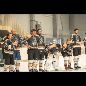 Roman Staša Instagram - Poslední dobou jsem vás často zásoboval informacema o mém návratu k hokeji🏒, ale vlastně jsem se nepochlubil, jak nám skončila sezóna. Dopadlo to parádně. Vybojovali jsme s @officeratshockey 🥉 bronzový medaile 😍

📸 @fotograf_jachym 

#officerats #hokej #bronz