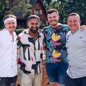 Roman Staša Instagram - Tak jak se Vám líbil včerejší Souboj na talíři? Já jsem si natáčení neskutečně užil a tady pro Vás mám ještě pár fotek, ze kterých je to určitě cítit ❤️
•
•
•
#soubojnataliri #berky #pavelberky #premekforejt #janpuncochar #romanstasa #masterchef #masterchedcz #masterchefcesko