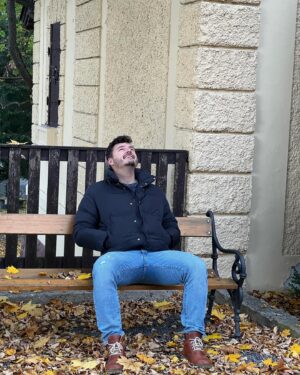 Roman Staša Instagram - HLAVU VZHŮRU!
To je to hlavní, co bych nám všem chtěl popřát do příštího roku 2024.

Nechci psát žádný dlouhý poselství, na to jsou určitě povolanější než já, ale i když se všichni pereme každý den s nějakými problémy a z novin a okolí se na nás valí poslední roky víc těch negativních než pozitivních zpráv, tak pořád věřím v to, že máme každý v životě těch pár drobností, ze kterých jsme se už pod tlakem okolností přestali radovat. 

Tak se nad tím stejně  jako já zkuste zamyslet, a když to jen trochu půjde, radujte se z maličkostí a snažte se po co největší část příštího roku mít “hlavu nahoře” a rozdávat radost a smích aspoň svým nejbližším. 

Srdečně Váš Roman ♥️

#pf2024