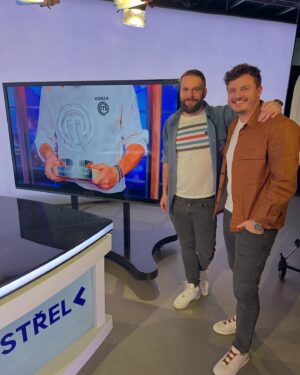 Roman Staša Instagram - Měl jsem tu radost a čest, že jsem byl pozván ke společnýmu rozhovoru s novým vítězem @masterchefcz Honzou🤩, a ačkoli se pořad jmenuje Rozstřel☝🏼, tak to bylo spíš prima setkání☺️. 
I když už jsem to udělal osobně, tak ještě jednou ve virtuálním světě Honzo😊, moc gratuluju k vítězství a těším se zase někdy na setkání. 🤗

Náš společný rozhovor najdete na idnes.cz🤓 a jestli vás zajímá pohled úplně čerstvýho vítěze Honzy, i trošku “historickýho” vítěze v mým podání 😅 nejen na soutěž, ale na spoustu dalších věcí, tak by to pro vás mohl být třeba stejně fajn strávenej čas, jako to byl pro mě.😉☺️