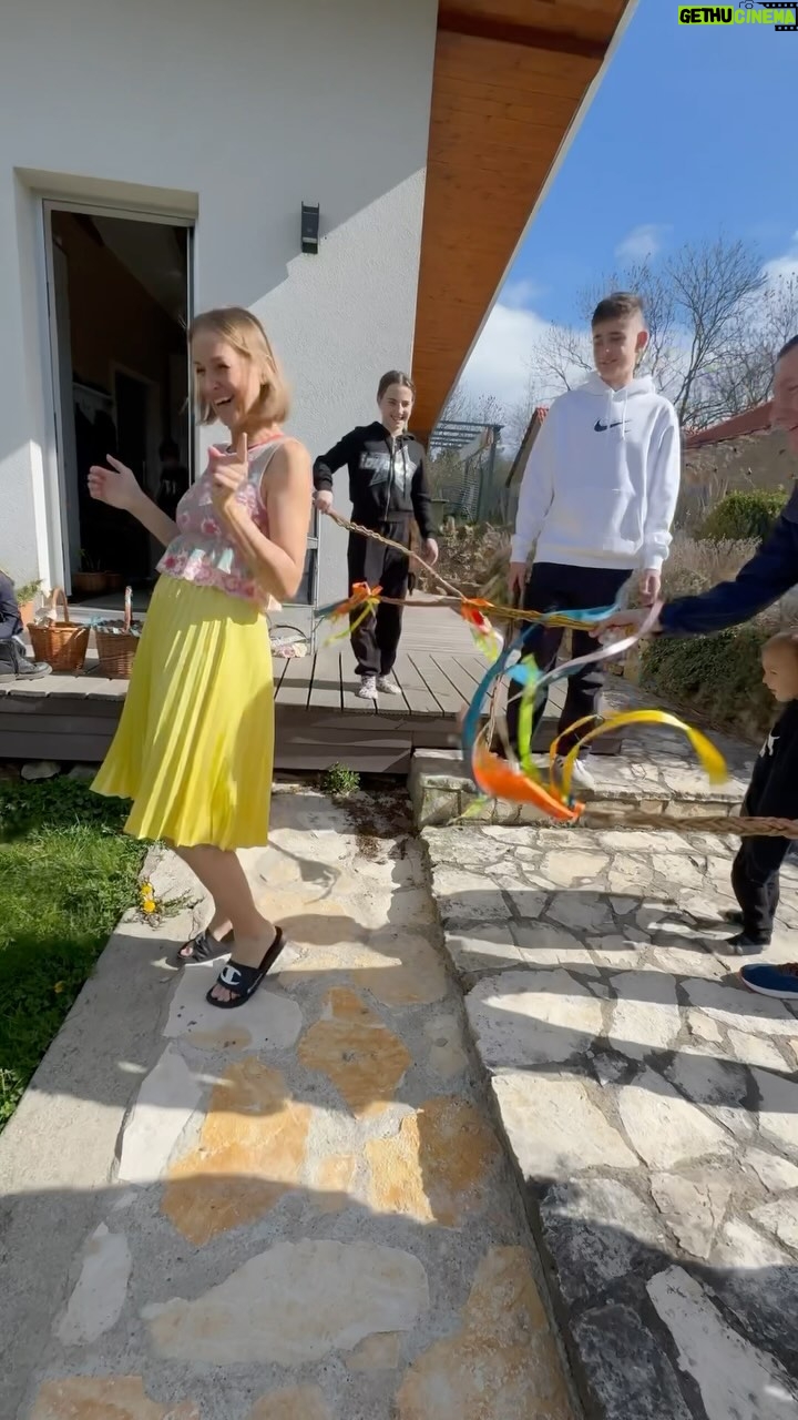Roman Vojtek - 1.5K Likes - Máma neuschne 😜🐣👍 U nás na Valašsku se “mrskačce” říká ŠMIGRUST a chodíme s jalovcem, takže já na Řitce držím tradici. A co u vás ? Jak se u vás říká mrskačce ? A co taková ta zapletená, vrbová zbraň ? Korbáč ? Tatar ? #veselevelikonoce @vojtkova.petra