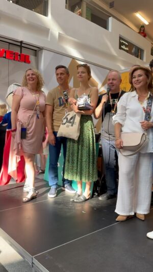 Roman Vojtek Instagram - Naše poslední společná akce… autogramiáda moderátorů @zlinfilmfestival 👍 Děkuji všem kolegům a hlavně těm, kteří opět festival tak skvěle připravili 🙏👍🙏 #zlinfilmfestival made by: @__esterjulie