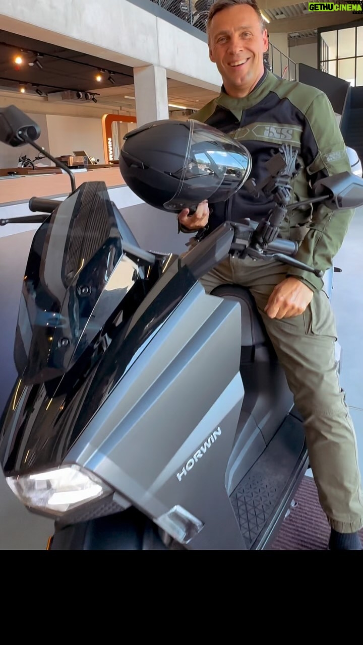 Roman Vojtek - 241 Likes - Zvládli jsme to ! Teda spíš Horwin to zvládl 👍 Z kraje Prahy až do Liberce do @k2motocz na jedno nabiti 🎆 Podrobnosti ve storýčku, nebo brzy ve videotestu na melm YT kanále. Každopádně, pokud si chceš zadarmo i ty elektrického Horwina vyzkoušet, jdi na stránky horwin.cz a rezervuj si testovací jízdu 👍🛵😜 @horwin_czsk @ixsmoto_cz #horwinsk3plus