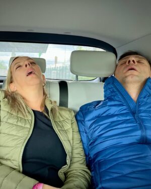 Roman Vojtek Instagram - Tak na které fotce nám to se ségrou sluší víc ? A… nebo B ? @edita_vojtkova #meandmysister