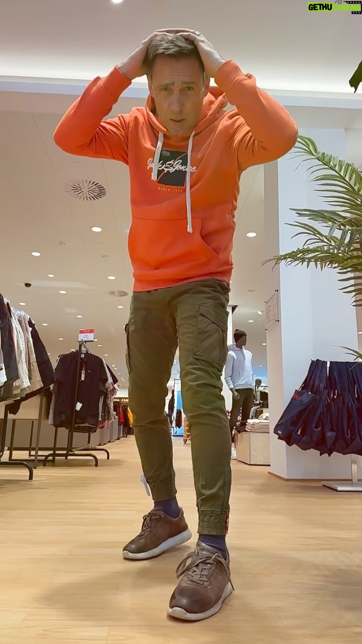 Roman Vojtek - 493 Likes - Ano… jsem módní ikona 😆 Ta slečna na začátku je Bára 😜 Báru jsem měl pro sebe na 2 hodiny 👍 Báru můžete mít i vy…. Pokud se stanete členy Věrnostního Klubu Metropole Zličín. Bára je moc fajn, profík a stejně jako mě, tak i vám vybere nové kousky na jaro a projde s vámi obchody 😜👍🙏 Tak toho využijte, jaro už se blíží 👋 @metropolezlicin #vernostniklub #barabudevase
