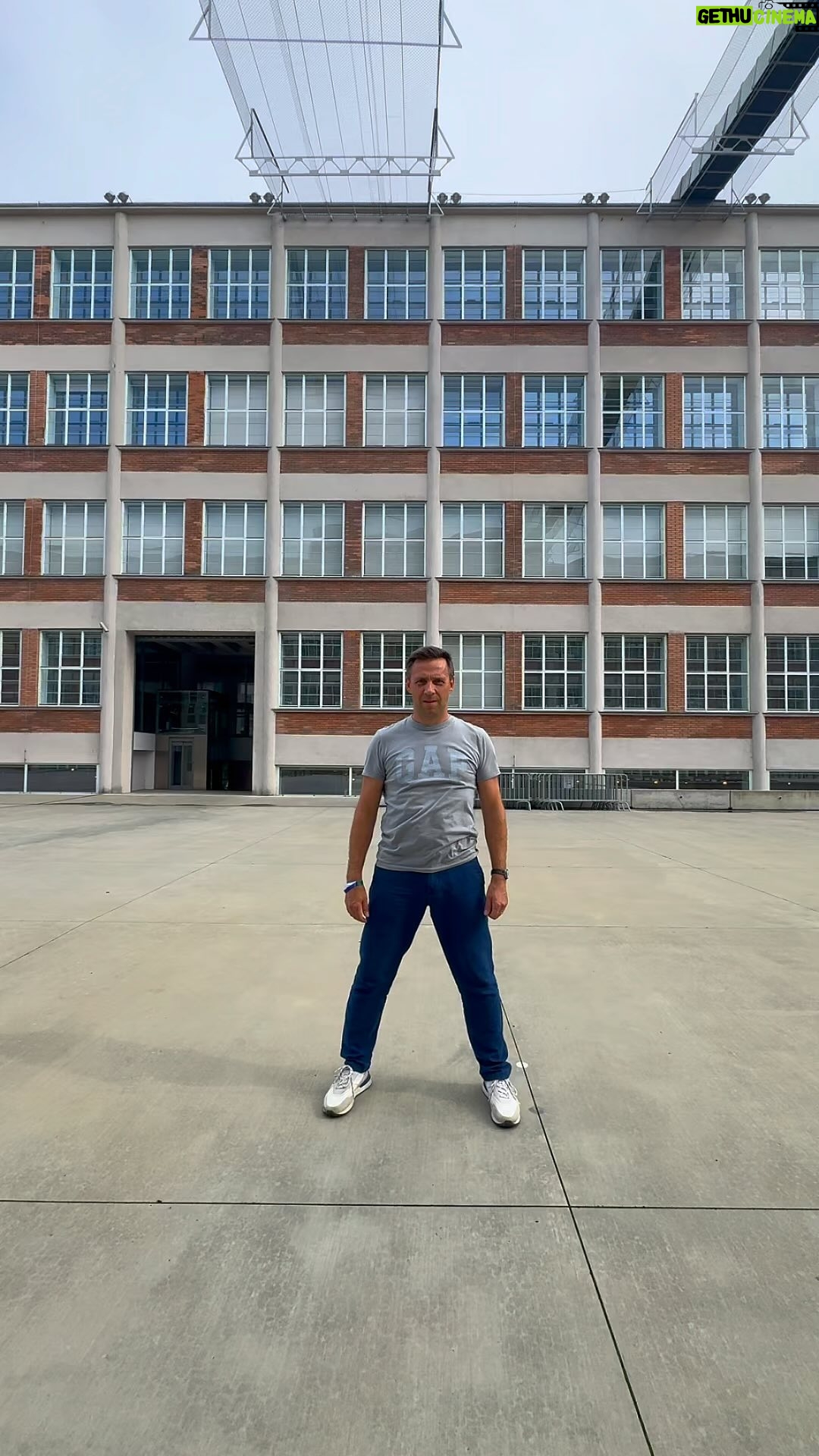 Roman Vojtek - 368 Likes - A jedem panééé 😜 Další festivalový den začíná a já děkuju za mého kolobrndového parťáka, který mě tu už třetím rokem bleskurychle přemisťuje 🙏👍🛴 @concept_elektrospotrebice #kolobezka #elektroscooter @zlinfilmfestival