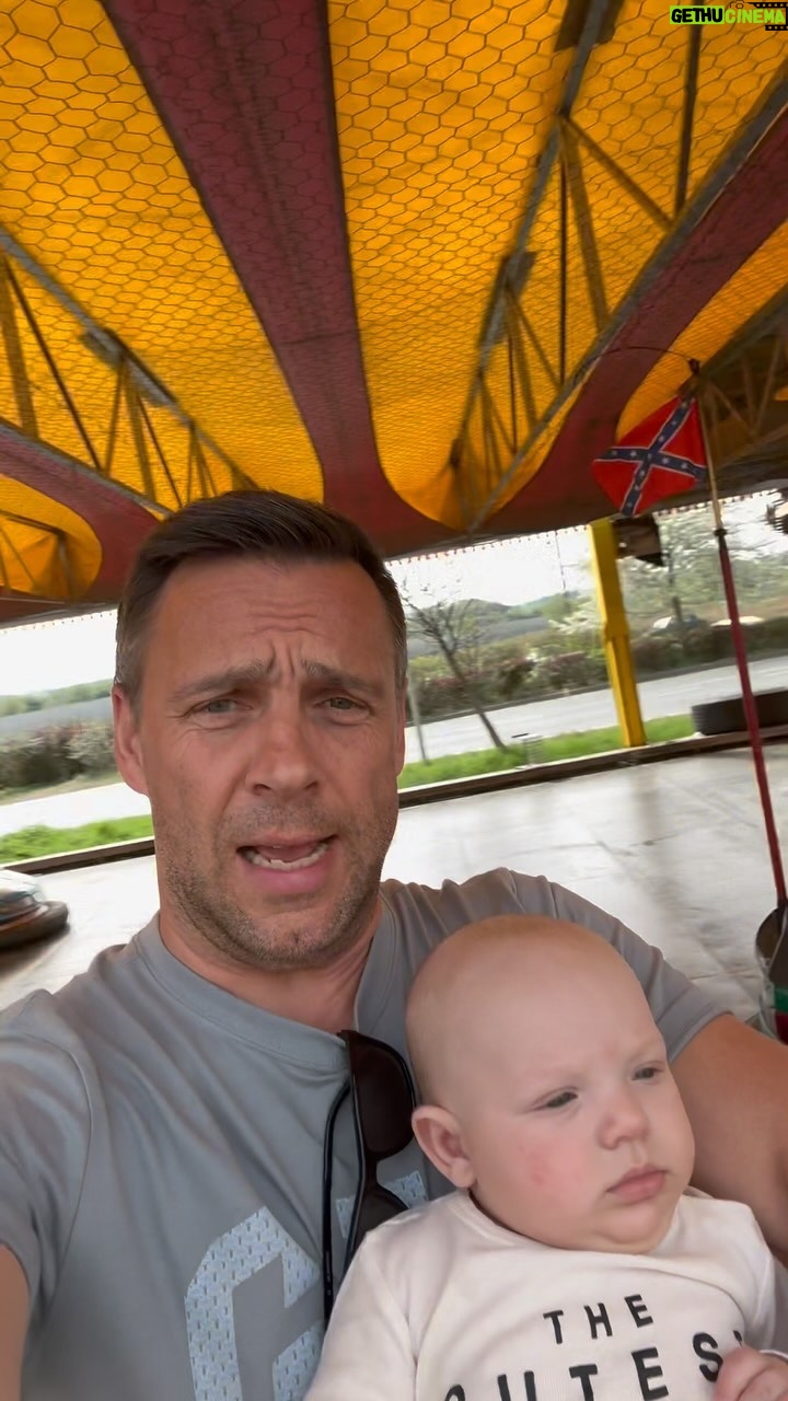 Roman Vojtek - 0.9K Likes - A život je stejně fajn 😜🎠👍 Děkuju 🙏 @vojtkova.petra #vojtkovivakci #prijelapout