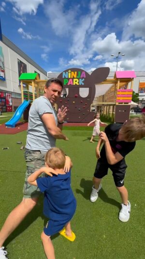 Roman Vojtek Instagram - Jediný a unikátní Ninja Park o rozměru 15 x 8 metrů má pro mladší děti před Metropolí Zličín připraveny lanové dráhy, prolézačky, skluzavky, houpačky, lezecké stěny, skákací sítě a mnoho dalšího. Nezapomněli jsme ani na starší návštěvníky, na které čekají další rozmanité atrakce jako ping pong, petangue, nebo interaktivní stěna na kopání míčem 😜👍🙏 @metropolezlicin #ninjapark