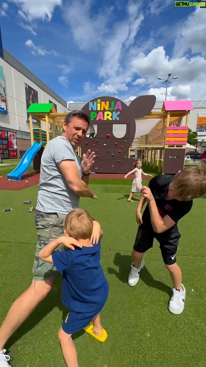 Roman Vojtek - 547 Likes - Jediný a unikátní Ninja Park o rozměru 15 x 8 metrů má pro mladší děti před Metropolí Zličín připraveny lanové dráhy, prolézačky, skluzavky, houpačky, lezecké stěny, skákací sítě a mnoho dalšího. Nezapomněli jsme ani na starší návštěvníky, na které čekají další rozmanité atrakce jako ping pong, petangue, nebo interaktivní stěna na kopání míčem 😜👍🙏 @metropolezlicin #ninjapark