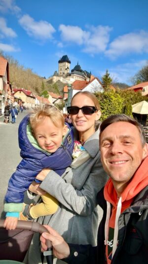 Roman Vojtek Instagram - Jako tohle se povedlo ☀️ Výlet vláčkem na Karlštejn a návštěva Papilonie… tedy motýlkária 🦋🦋🦋A i na hrad jsme to vyšlápli 😜 A co jste dnes dělali vy ? Tak krásný zbytek večera vinšujeme 😜👋👋👋 @vojtkova.petra @papilonia_karlstejn #familytrip