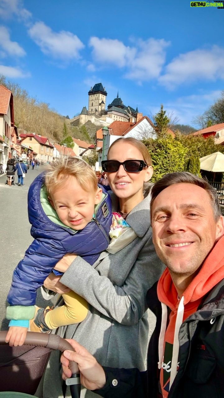 Roman Vojtek - 1.4K Likes - Jako tohle se povedlo ☀️ Výlet vláčkem na Karlštejn a návštěva Papilonie… tedy motýlkária 🦋🦋🦋A i na hrad jsme to vyšlápli 😜 A co jste dnes dělali vy ? Tak krásný zbytek večera vinšujeme 😜👋👋👋 @vojtkova.petra @papilonia_karlstejn #familytrip