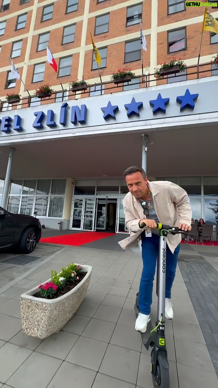 Roman Vojtek - 733 Likes - A jaký je ten váš nejoblíbenější dětský film ? U mě vítězí Páni kluci, nebo filmy paní Poledňákové 🙏👍🙏 Mimochodem Páni kluci se letos na festivalu opět promítali v kině 😜 Tak ještě doražte… až do středy jsme ve Zlíně 📽️👍😜 Díky mé film crew @veronika.ramertova a @_esterjulie #zlinfilmfestival @zlinfilmfestival