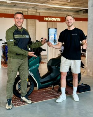 Roman Vojtek Instagram - 🆕 Aktuální novinka na trhu a vlajková loď - Horwin SK3 Plus

🔋Doraž i ty otestovat skútr Horwin, stejně jako Roman Vojtek, který dojel z Prahy až do Liberce na jedno nabití. 
Čteš dobře, jedno nabití. Nový model SK3 Plus prošel důkladným testem. Roman se vydal z Prahy do Liberce, přes nádhernou krajinu středních a severních čech a přes chloubu Liberce - Ještěd. Na jedno nabití urazil přes 110km! 

✌️ ‘’Jedinečný zážitek, který si musí každý vyzkoušet: akcelerace a skvělé jízdní vlastnosti skútru mě opravdu překvapily’’

Brzy u Romana na YT kanále najdete i video z jeho cesty 👍🛵😜 @horwin_czsk @ixsmoto_cz @k2motocz