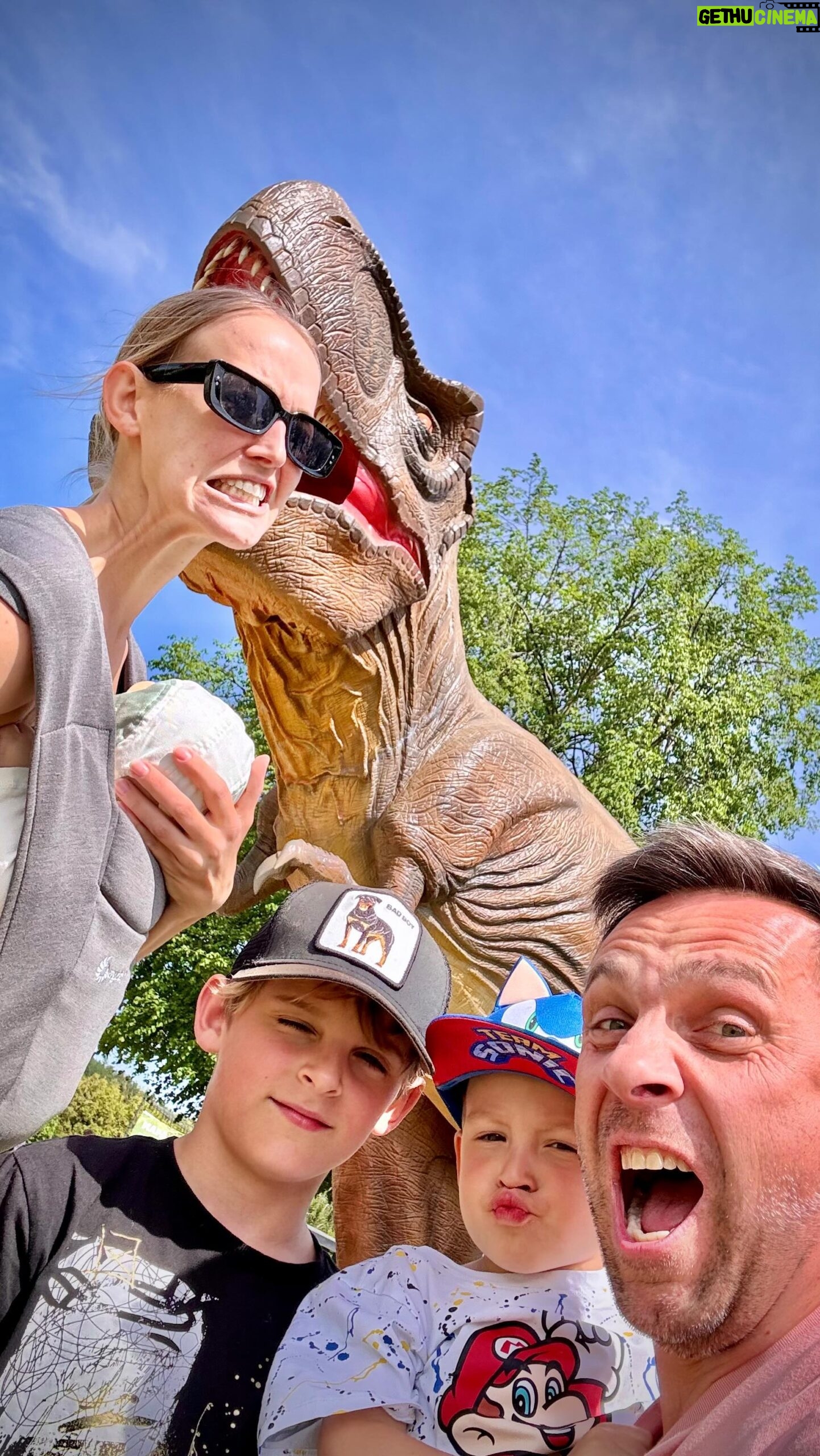 Roman Vojtek - 450 Likes - Vstoupili jsme do světa dávno zapomenutých obřích tvorů 🦕🦖🦕 Musím říct, že nově otevřený dinopark nás opravdu vtáhl do pravěku, kde dinosauři ožívají přímo před očima 👍 Je nový, krásný, v areálu vodní nádrže Džbán a stojí fakt za to 🦕 Otevřeno denně až do 20:00 🤪👍🦖 @dinolive.cz @vojtkova.petra #vojtkovivakci #family #dinosaur