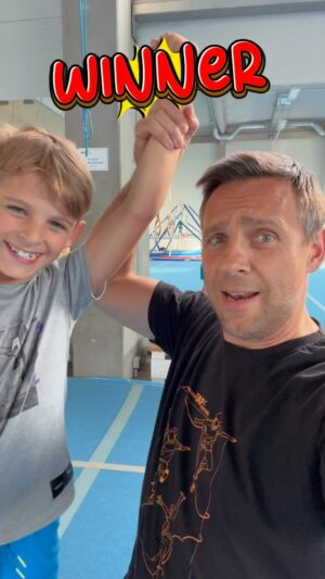 Roman Vojtek Instagram - Kdo z nás vyhraje rodinnou výzvu OTEC VS SYN ??? Vydržte až do konce 🤪 #fatherandson @jojogym_dobrichovice #gymnastics