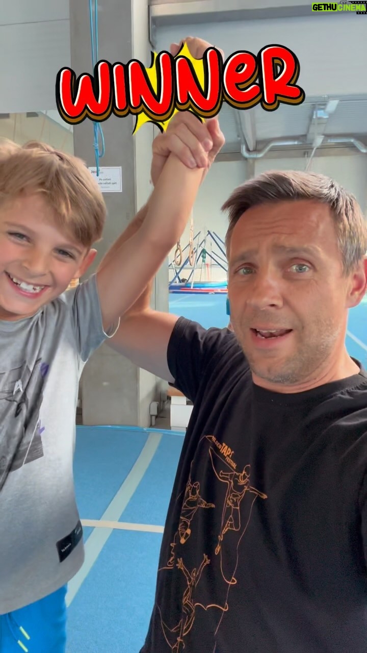 Roman Vojtek - 1K Likes - Kdo z nás vyhraje rodinnou výzvu OTEC VS SYN ??? Vydržte až do konce 🤪 #fatherandson @jojogym_dobrichovice #gymnastics