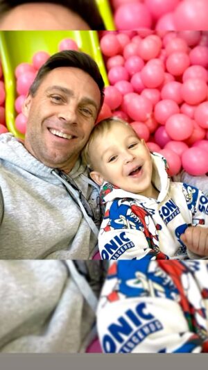 Roman Vojtek Instagram - Dnešní pánská jízda v Metropoli Zličín… aneb… šli jsme koupit něco na sebe a vyhrála zmrzlina, Bambule a Dětský koutek 🤣 Ale vůbec nám to neva 🙏 @metropolezlicin #fatherandson #nakupy #spolu