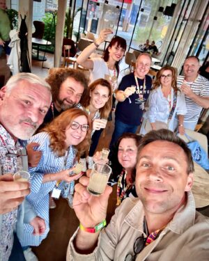 Roman Vojtek Instagram - Další festivalový den je za námi 🙏👍📽️ A zitra se na vás budeme ve Zlíně zase těšit 🙏 @zlinfilmfestival @jan.censky @agenturaiva @sarkamarkova.official @martinhrdinkaofficial @lenkanevrlova8 @danamoravkovaofficial @vladimir.kroc @jirkahadas @martinalerlova