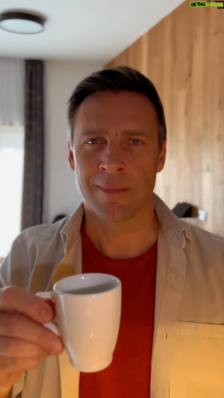 Roman Vojtek - 583 Likes - Tak co myslíte ? Je to ten vlevo, nebo vpravo ? Poznáte vůbec, který z těchto dvou kávovarů je repasovaný ? Napište mi do komentářů váš tip, sledujte instagram Nespressa a vyhrajte ho 😜☕️👍 Jednoho z vás na konci měsíce vylosuju 👍 Nespresso totiž nejen že recykluje své kapsle, ale přichází také se svými repasovanými kávovary Vertuo ReLOVE a dává jim tak nový život ♻️♻️♻️ Šetří tím cenné zdroje a redukuje odpad. A v rámci Světového dne recyklace přichází s akcí: Při nákupu 200 VL kapslí, kávovar Vertuo ReLOVE s kódem RELOVECZ za 1 korunu ! Akce platí do 31.3. Tak si pospěšte, nebo zkuste štěstí a tipněte si … ten vlevo, nebo vpravo ? @nespresso.cz #RELOVE, #RElovebyNespresso, #NespressoRefurbished