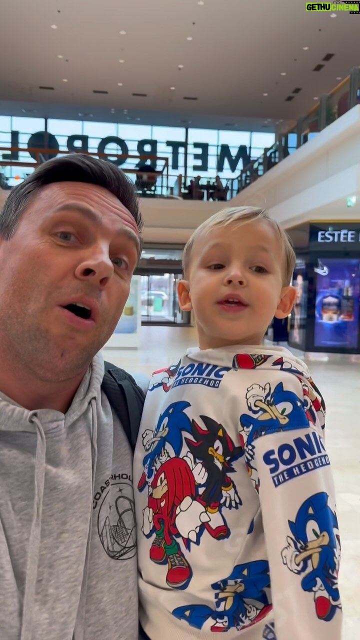 Roman Vojtek - 2.6K Likes - Úkol zněl jasně ! Koupit nám na jaro něco hezkého na sebe… ale dopadlo to zase úplně jinak 🤣🤣🤣 Ale aspoň jsme v Metropoli objevili dětský koutek, který jsme neznali. A nakupovat pojedu příště…. A rovnou se stylistkou Metropole Zličín. Tak o tom zase příště 😜 Krásný večer 🙏👋👋 @metropolezlicin #nakupy #fatherandson