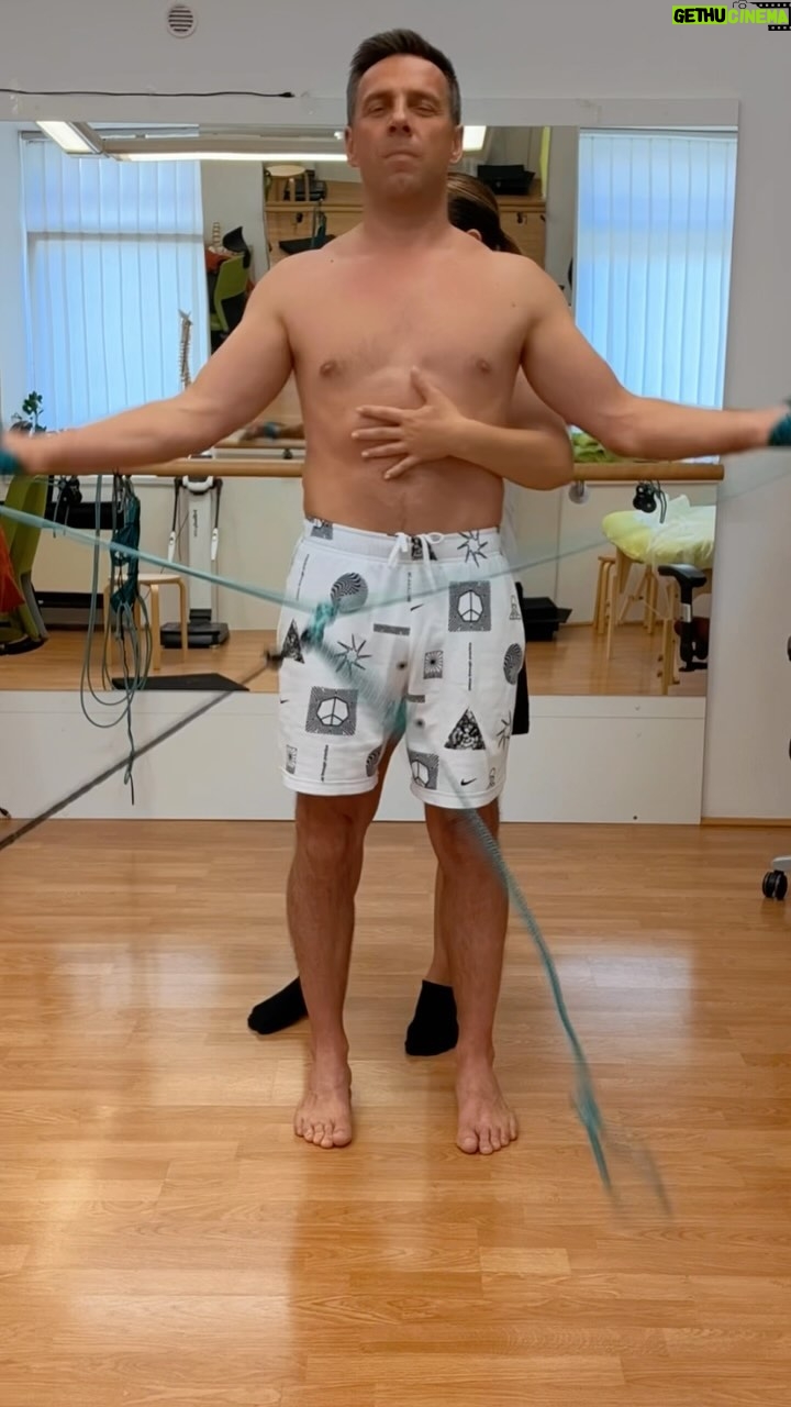 Roman Vojtek - 1.1K Likes - A proč tohle “zvláštní” cvičení s gumami a proč kolem mě slečna Antonie běhá jako čamrda ? Je to jednoduché… mám dvě vyhřezlé ploténky a nechci na operaci 🙏 A proto cvičím ve @stopbolestizad.cz jedinečnou metodu Mudr. Smíška a musím řítc… pomáhá to 🍾👍🙏💪 Je účinná na všechny chronické bolesti zad 👍 Ale pozor ! To není žádná zázračná pilulka ! Musíte cvičit… ale pak to stojí za to 🙏 Taky vás trápí bolesti ? Mrkněte na stránky a objednejte se… Praha Karlín, Vinohrady, Kopřivnice a Buďejky 👋👋👋 Zádům zdar #stopbolestiz #metodadoktorasmiska