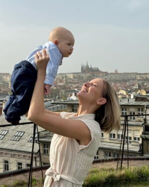 Roman Vojtek Instagram - Mám vše, co potřebuji, abych byl šťastný 🙏 Děkuji…. A co vy ? Jste šťastní ? Jste happy, jak dva grepy, nebo vám něco chybí, hledáte,  tápete, zkoušíte. Jste šťastní, tak, jak to je, nebo budete šťastní až ….. ? Každopádně vám všem, instabublinko přeju jen to dobré 🙏 #chytrejjakradio #vojtkovivakci #family