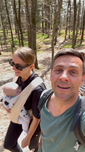 Roman Vojtek Instagram - A co jste dnes v tom nádherném dni dělali vy ? Já posekal zahradu… no jo, tak jen půlku 🤪 a pak jsme se vydali na výlet vedle do Černolic, kde je tato poměrně nová rozhledna KORUNKA 🙏 Tak… a teď mě čeká ta druhá půlka zahrady 🫣 #vojtkovivakci #vylet #rozhlednakorunka