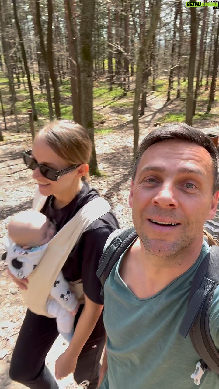Roman Vojtek - 0.9K Likes - A co jste dnes v tom nádherném dni dělali vy ? Já posekal zahradu… no jo, tak jen půlku 🤪 a pak jsme se vydali na výlet vedle do Černolic, kde je tato poměrně nová rozhledna KORUNKA 🙏 Tak… a teď mě čeká ta druhá půlka zahrady 🫣 #vojtkovivakci #vylet #rozhlednakorunka