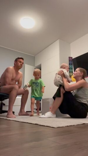 Roman Vojtek Instagram - Sim vás, kde se to vypíná ? 🤣 skoro deset min. takhle běhá dokola a zpívá tu šílenost Pedro Pedro Pedro 🤣🤣🤣 10x zrychleno a točeno až od půlky 🫣 @vojtkova.petra #howtoturnhimoff