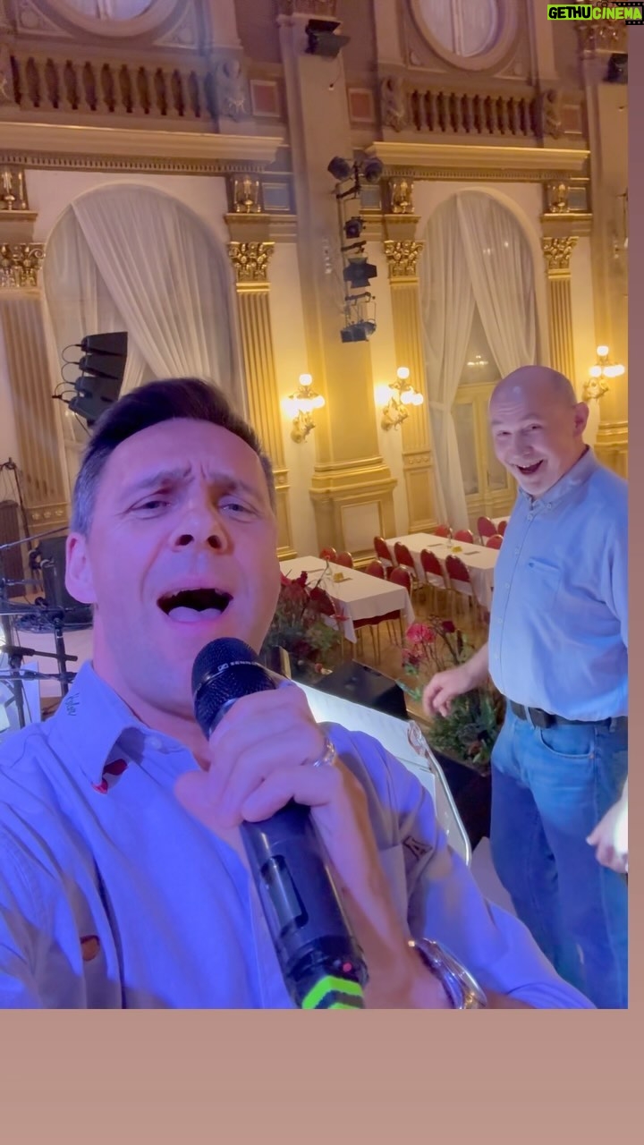 Roman Vojtek - 791 Likes - Ano… venku je 20 stupňů a na Vinohradech je ples ! Na kolika jste letos byli vy ? A já zdravím sousedy na Řitku, páč u nás na vsi se dnes plesuje taky 💃🕺🏻🤪 … a já v práci. Ale těším se. Tak krásný večer, ať už dnes budete tancovat, slavit, nebo jen lenošit doma😜👋 @orchestrkarlavlacha #ples