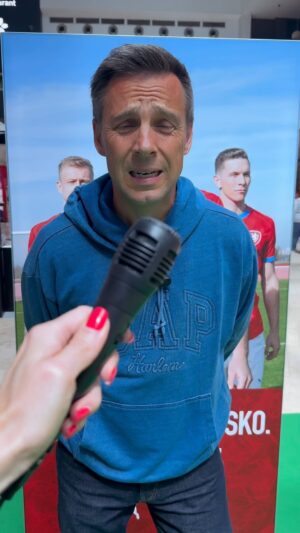 Roman Vojtek Instagram - Tak hokej je za námi… a teď kucí ten fočus ne ? 😜⚽️👍 Tak jestli chcete vidět repre dresy, napsat klukům nějakej vzkaz, nebo si zahrát subsoccer o ceny, stavte se v @metropolezlicin a užijte si společně s @sportisimo_cesko @nf_veronikykasakove a @puma pořádnou fotbalovou atmosféru ⚽️ #fotbal #metropolezlicin #sportisimo #puma #spoluprace
