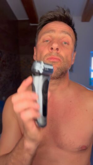Roman Vojtek Instagram - Nejlepší technologie holení BRAUN se strojkem Series 9 Pro 👍 A s kódem ROMAN15 ho máš na Datart.cz/sk s 15% slevou do 30. 4. 2024 i ty. 👍 Holit tě může díky 40° flexibilní hlavě i pod bradou. Holicí hlava 2v1 s pěti holícími prvky a zastřihovačem. Čistící i nabíjecí stanice SmartCare 6v1. Technologie AutoSense čte hustotu vousů a přizpůsobuje výkon motoru … zvládne i sedmidenní strniště 👍 Potřebuješ snad vědět víc ? … NE… Potřebuješ se dobře oholit 😜 Zaregistruj nový strojek na braun.cz v sekci speciální nabídky a získáš bezplatnou prodlouženou záruku. #braunczsk #braun @braun_czsk #spoluprace